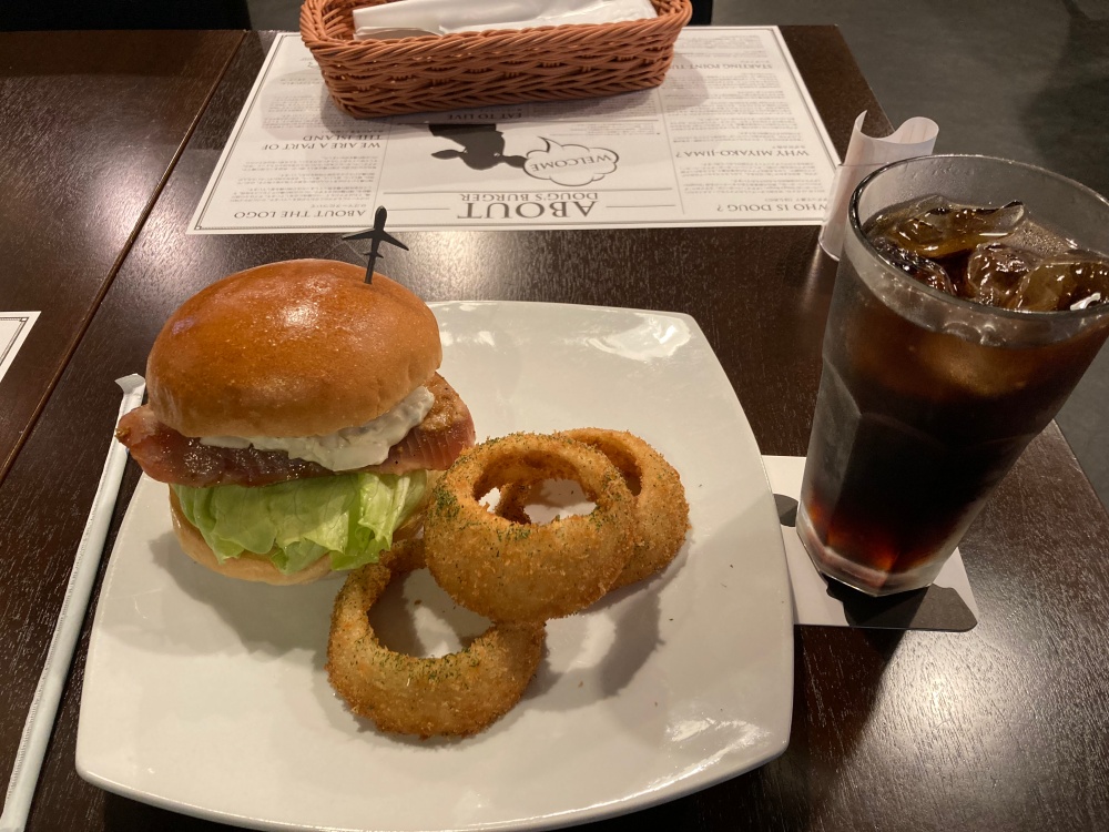 ダグズ・バーガー石垣島店 ツナステーキバーガー ダグズ・オニオンリングス コーラ
