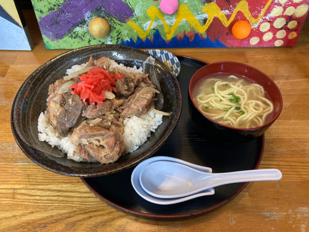 石垣島 珈琲亭 肉にく丼
