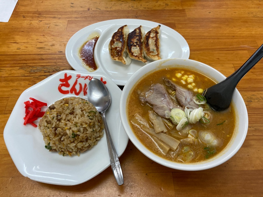 札幌らーめん問屋 ランチタイムセットメニュー『問屋セット（1250円）』 ミニラーメン（味噌、塩、醤油から選べる） 餃子3個 ミニチャーハン