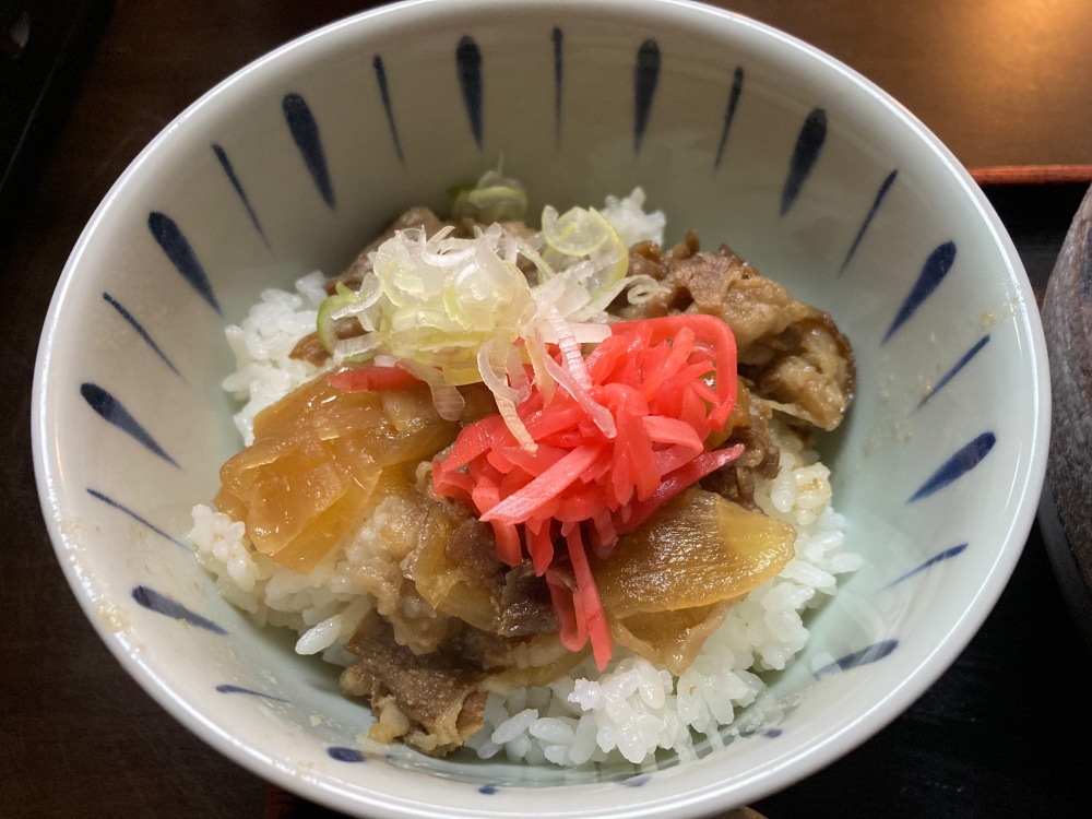 日本最南端のそば屋「ひらのや」のミニ牛丼