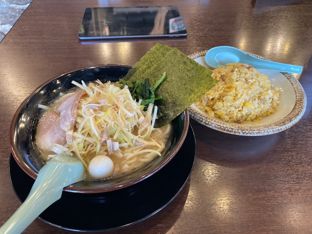横浜家系ラーメン 刀 石垣島店のネギラーメンとチャーハン