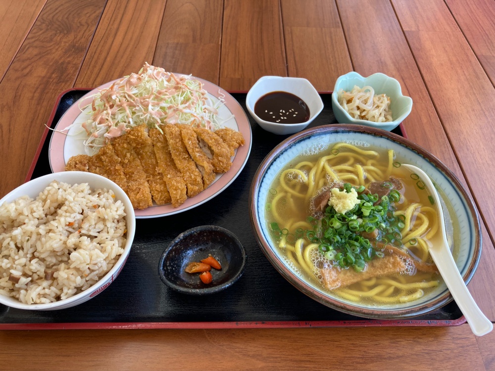 かぶさ食堂の黄金（くがに）そばととんかつのセット