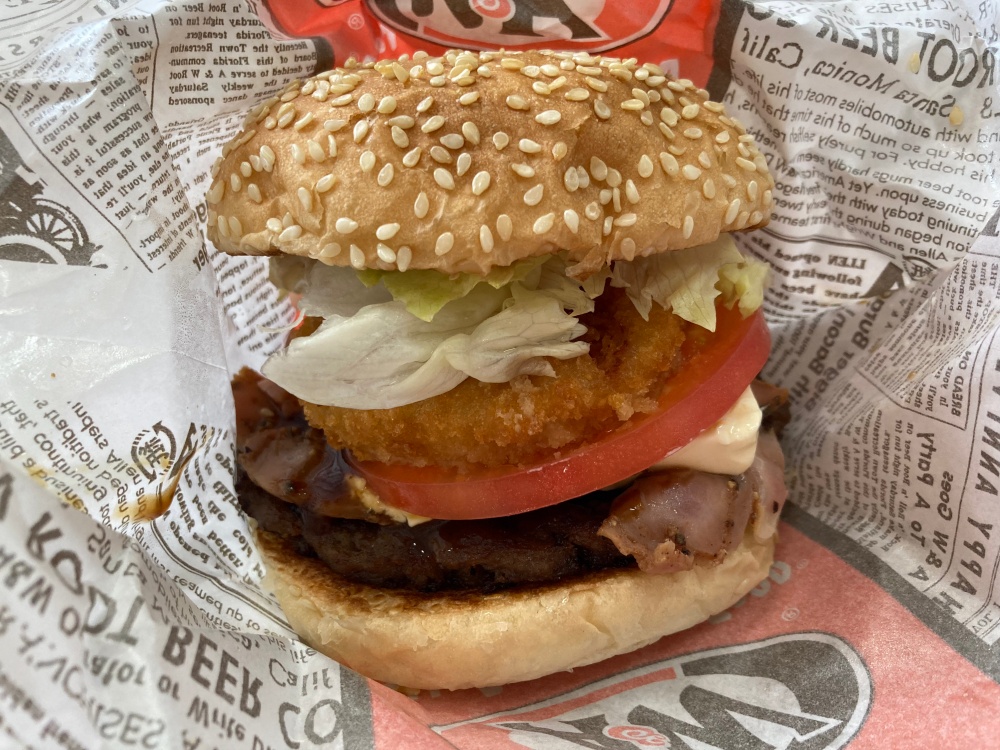 A&W 石垣店の「THE A&Wバーガー」の「スーパーSコンボ」