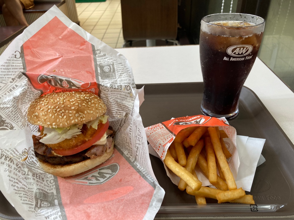 A&W 石垣店の「THE A&Wバーガー」の「スーパーSコンボ」