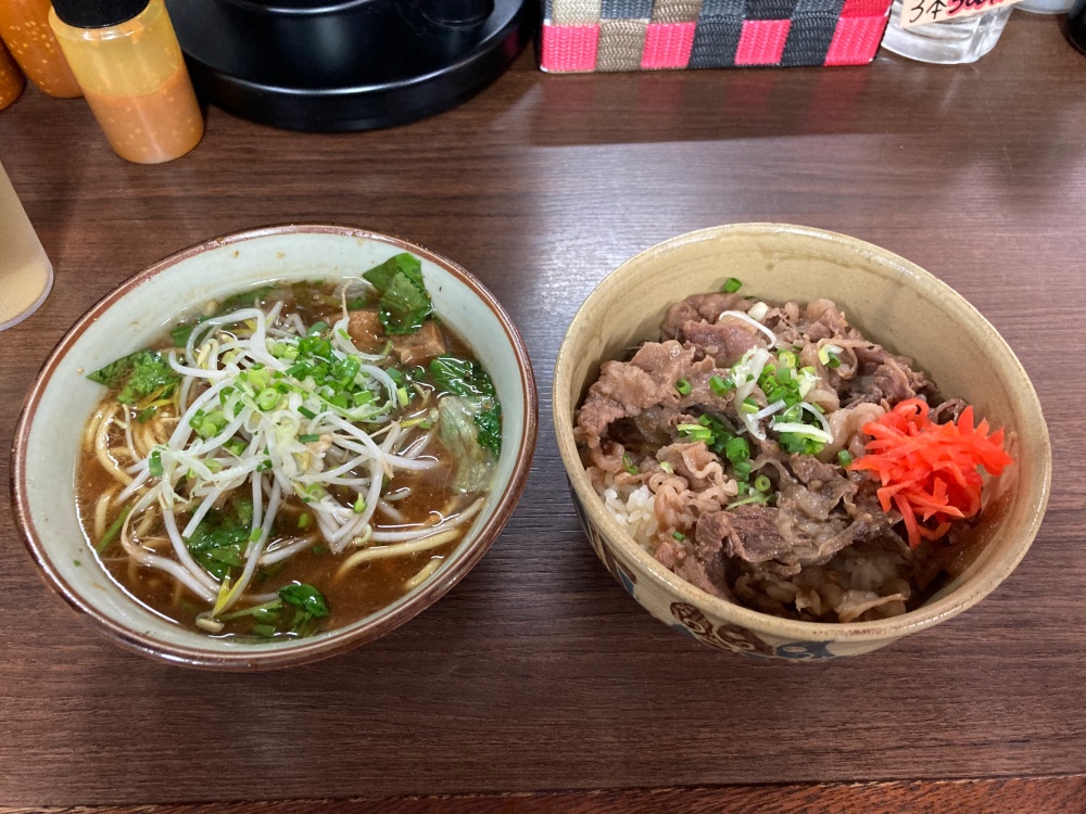 石垣島『キミ食堂』の牛丼とそばセット