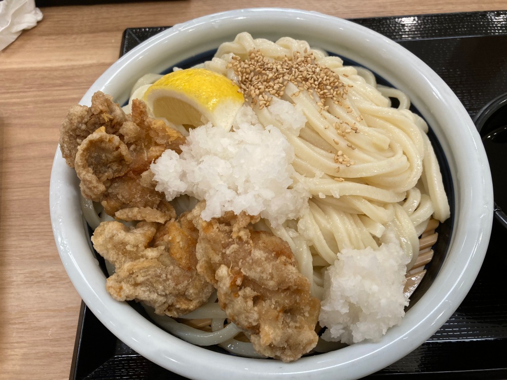 丸亀製麺石垣島店のやんばる鶏の唐揚げざるうどん