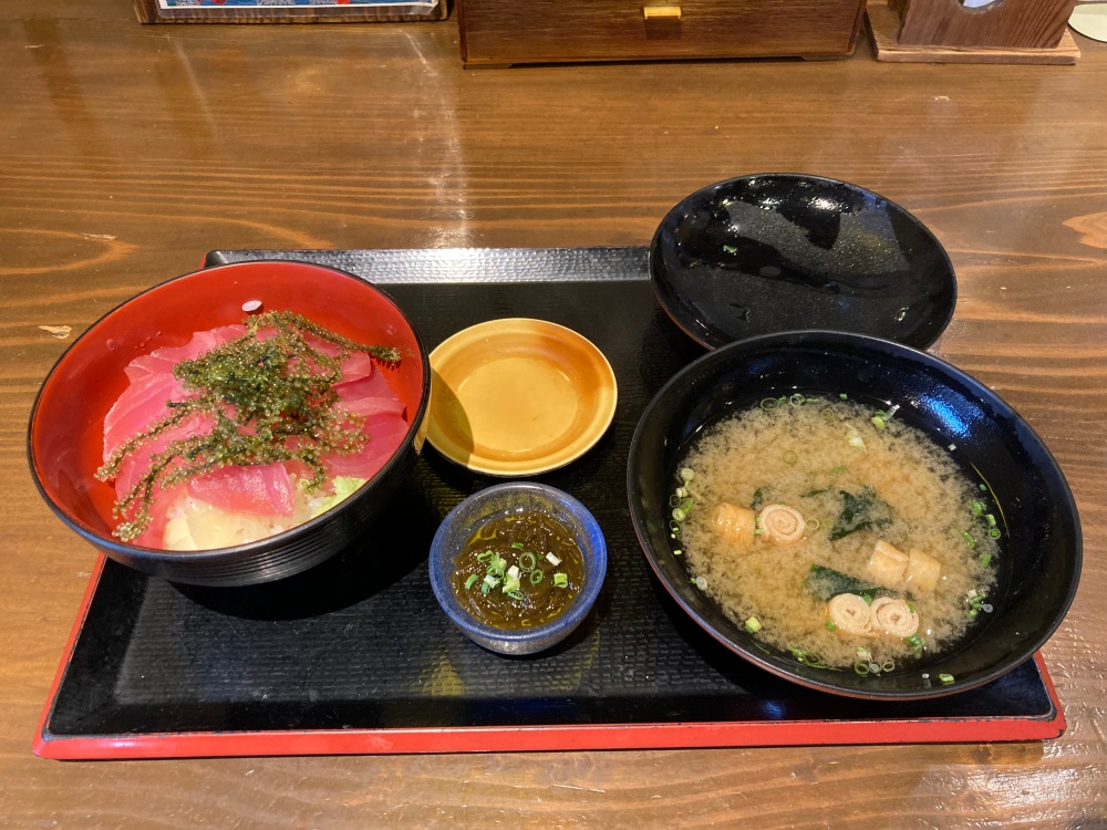 海鮮•すし•島料理 サバニ船のまぐろ海ぶどう丼
