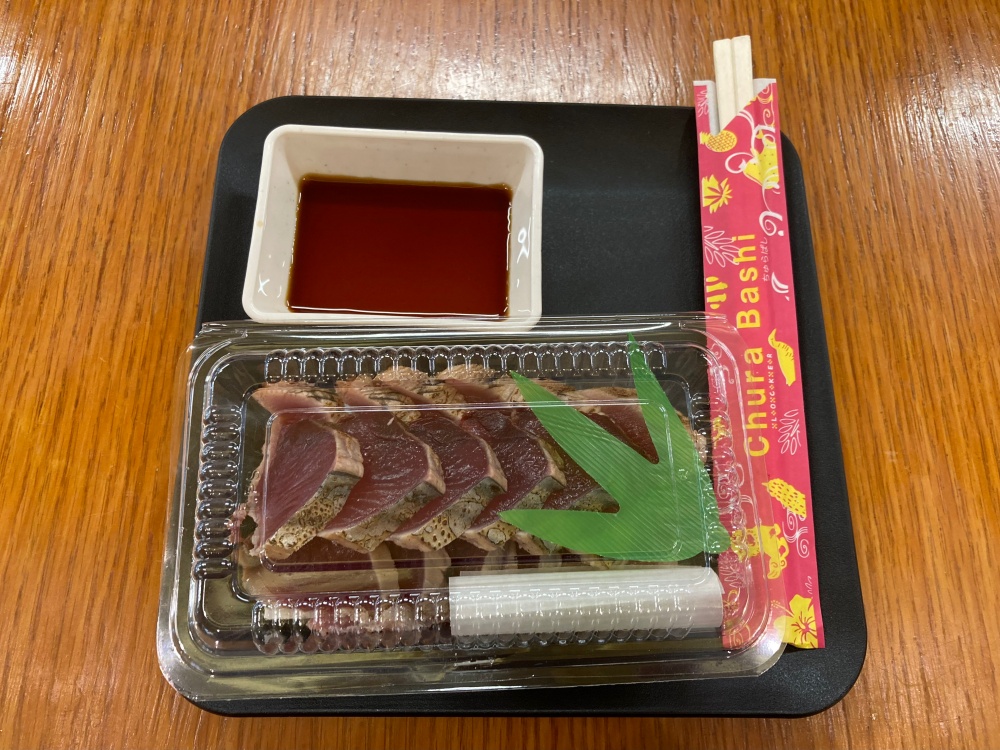石垣島の公設市場のうまんちゅぎょぎょのカツオのタタキ