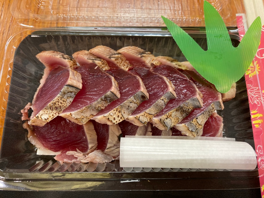石垣島の公設市場のうまんちゅぎょぎょのカツオのタタキ