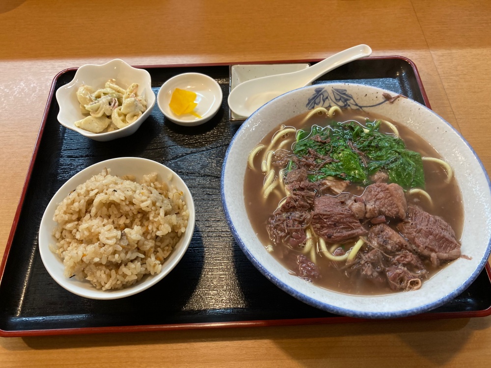 お食事家・まちきゃーの牛そばのセット