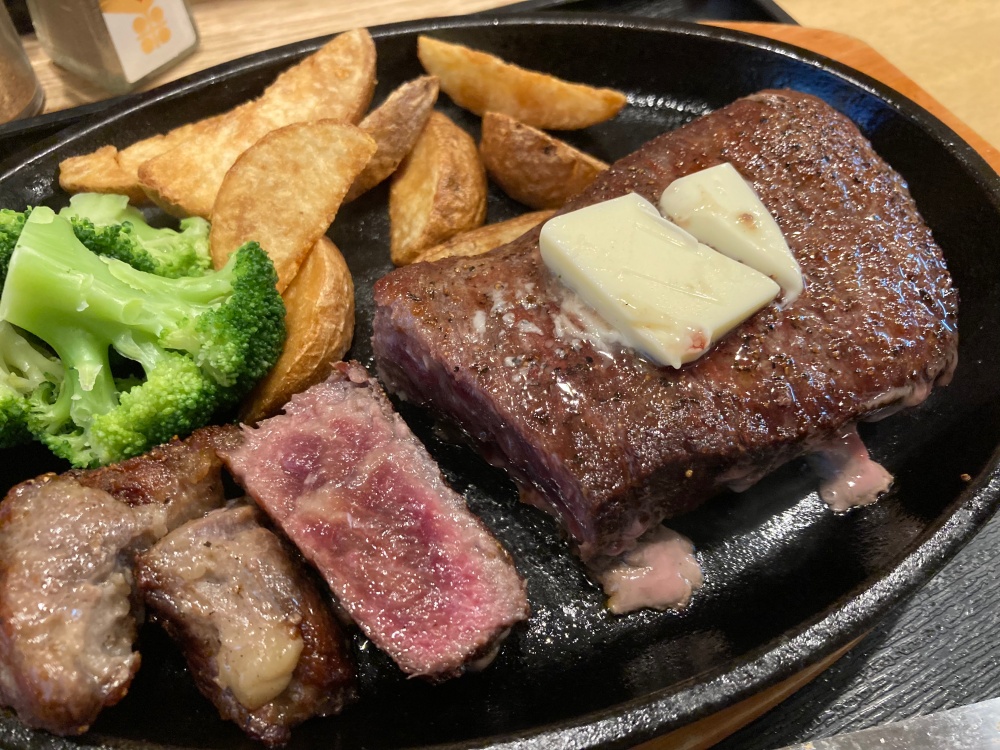 食堂もぶのサーロインステーキ300g ライス・サラダ・味噌汁付き
