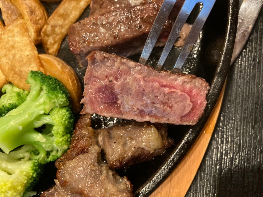 食堂もぶのサーロインステーキ300g ライス・サラダ・味噌汁付き