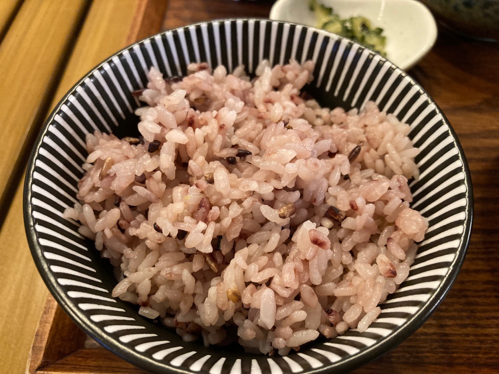ダイニング英(はなぶさ)のハナブサそばセット（小そば、ライス、香物、小鉢2品、デザート）・ユーグレナ麺に変更