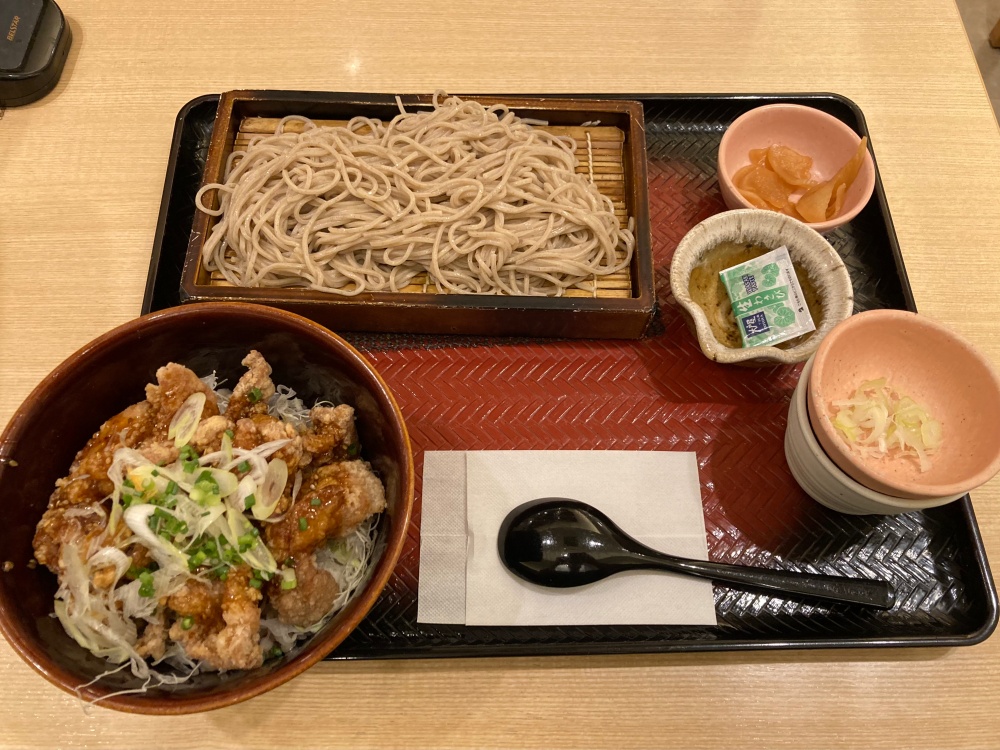 大戸屋 石垣島店の甘からだれの鶏竜田丼と麺のセット