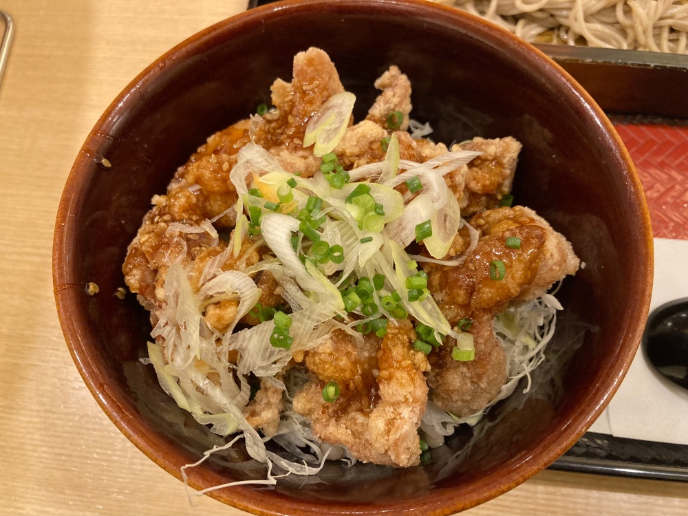 大戸屋 石垣島店の甘からだれの鶏竜田丼と麺のセット