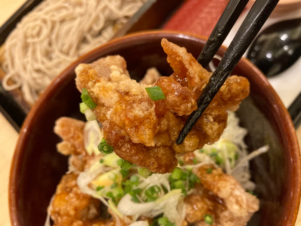 大戸屋 石垣島店の甘からだれの鶏竜田丼と麺のセット