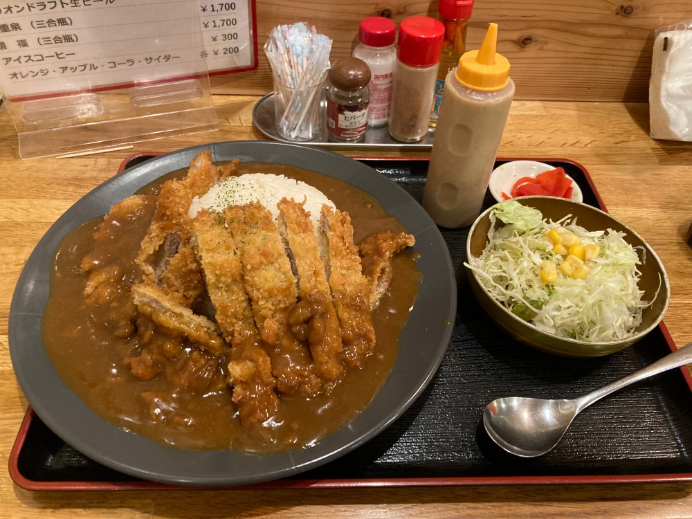 石垣島の『ひまわり食堂』の2枚カツカレー