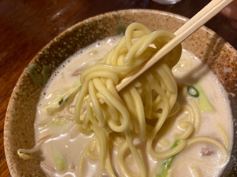 石垣島のいちば食堂のクリーミー豚骨八重山そば