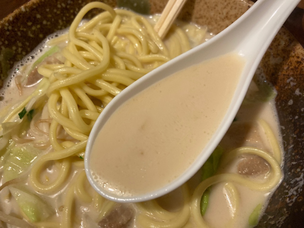 石垣島のいちば食堂のクリーミー豚骨八重山そば