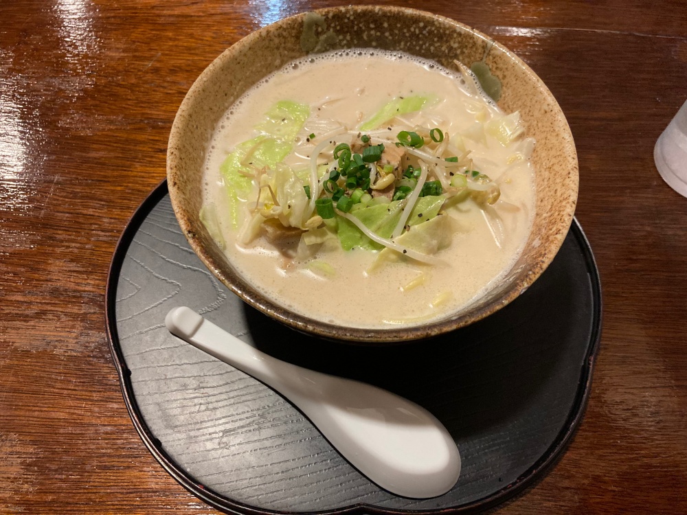 石垣島のいちば食堂のクリーミー豚骨八重山そば