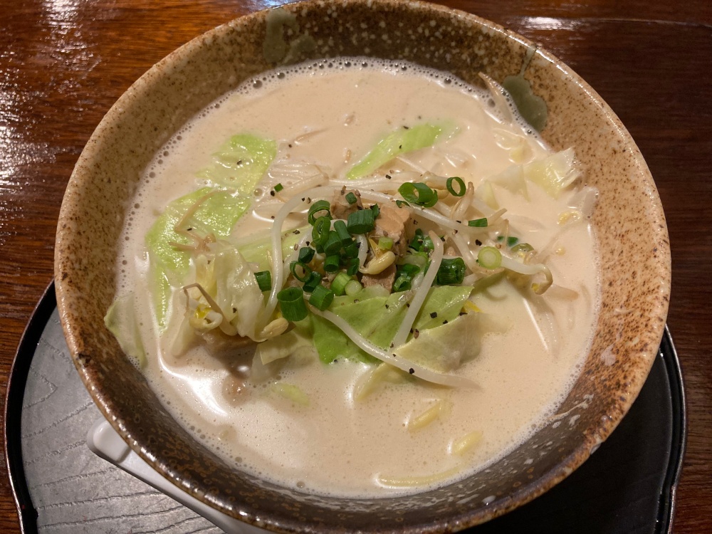 石垣島のいちば食堂のクリーミー豚骨八重山そば