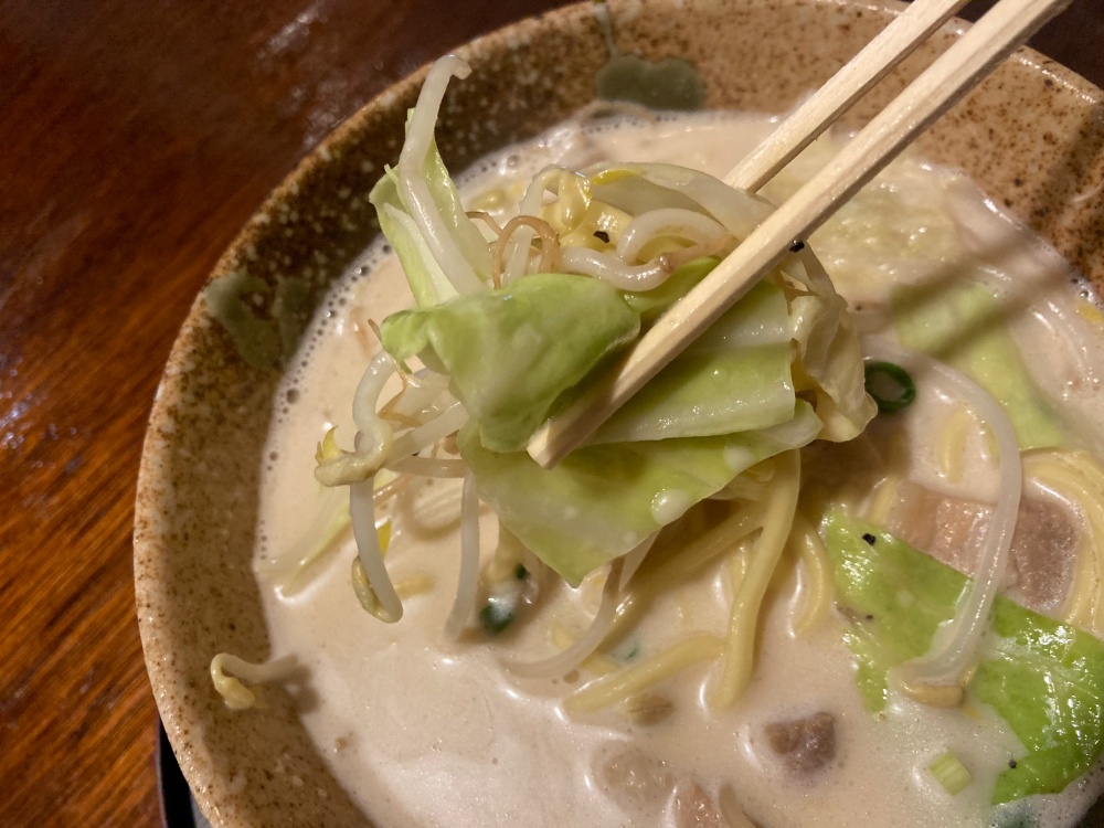 石垣島のいちば食堂のクリーミー豚骨八重山そば