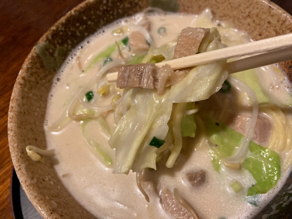 石垣島のいちば食堂のクリーミー豚骨八重山そば