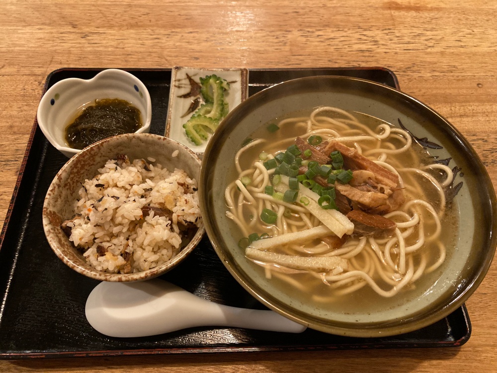 石垣島の『そば処 まーさん道』の八重山そばセット