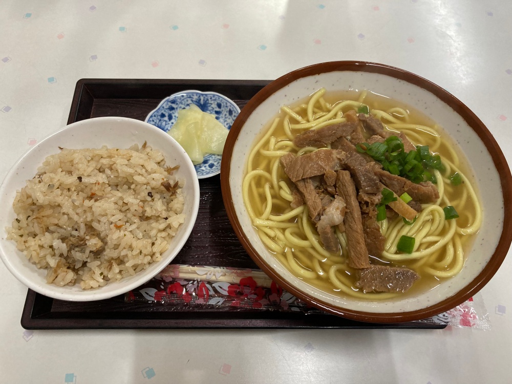 真仁屋そば屋(まーにやーそばや)の八重山そばセット