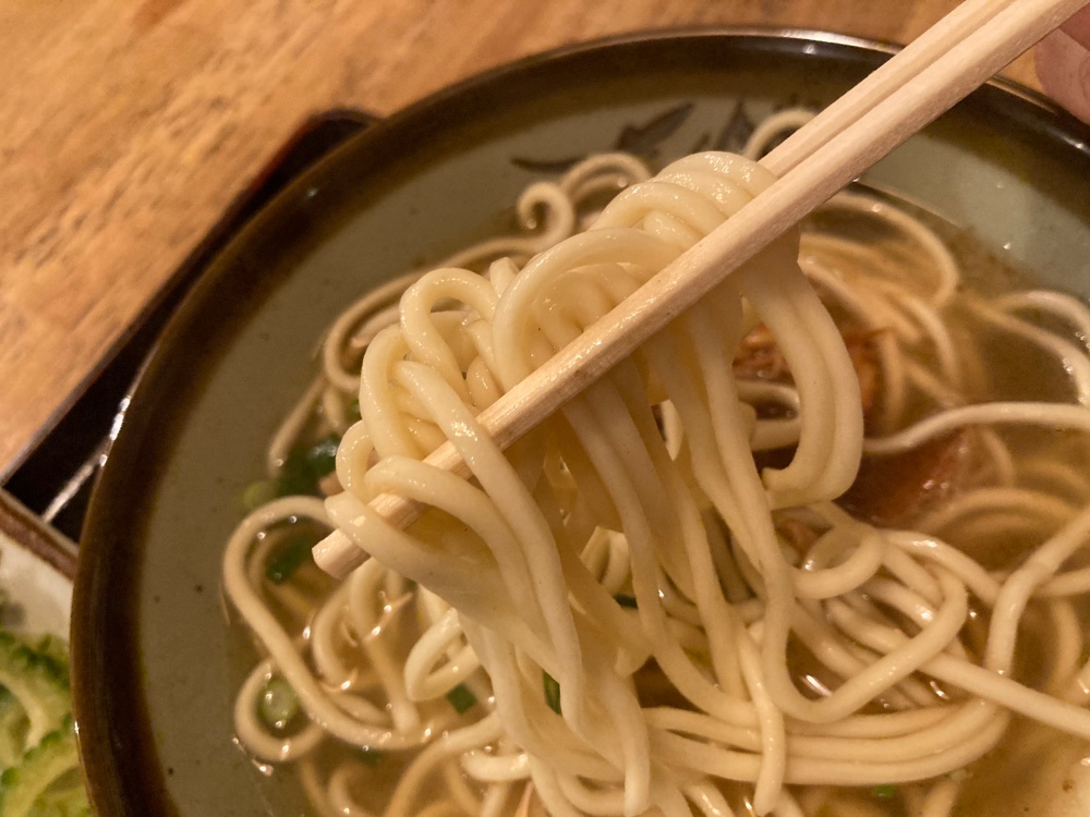 石垣島の『そば処 まーさん道』の八重山そば