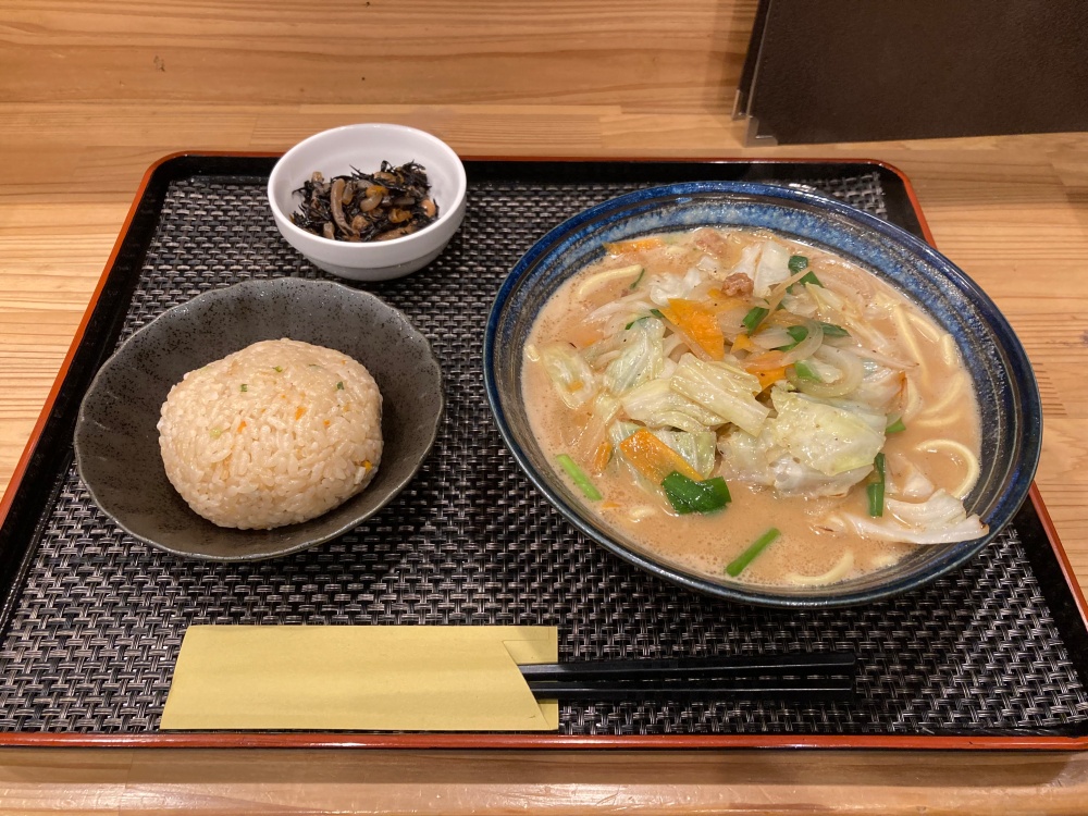 石垣島の『もちの木食堂』の野菜味噌そばピーナッツ風味