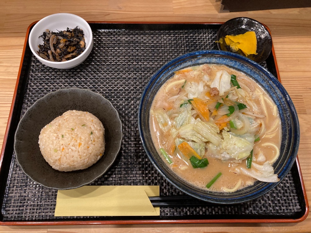 石垣島の『もちの木食堂』の野菜味噌そばピーナッツ風味