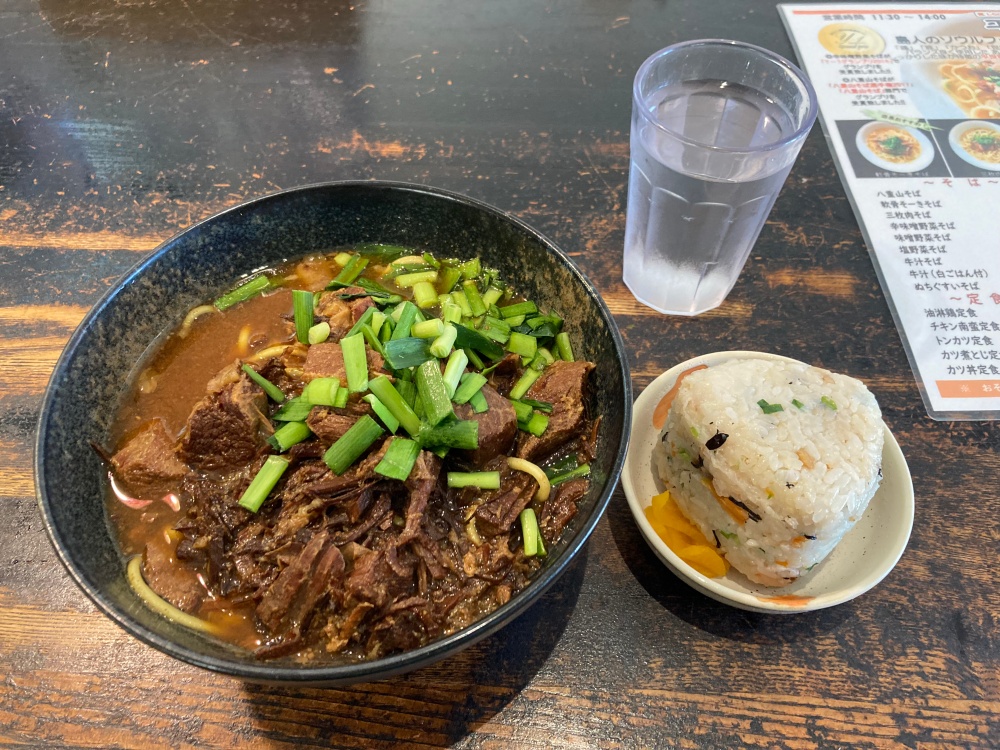 石垣島の名店『平良商店』の牛そば