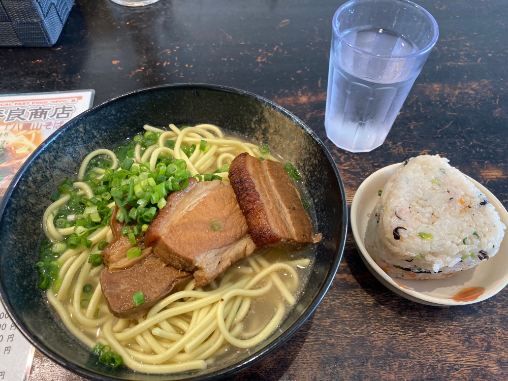 石垣島の名店『平良商店』の三枚肉そば