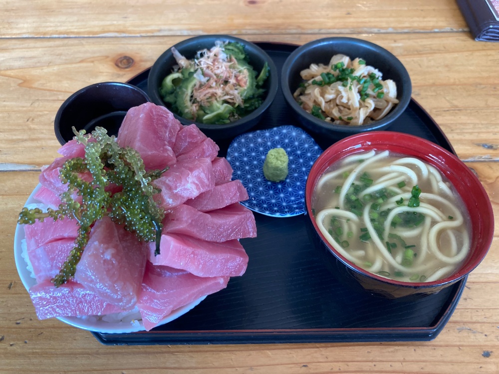 石垣島料理と八重山そばのお店『いちばんざぁ』のマグロ贅沢丼