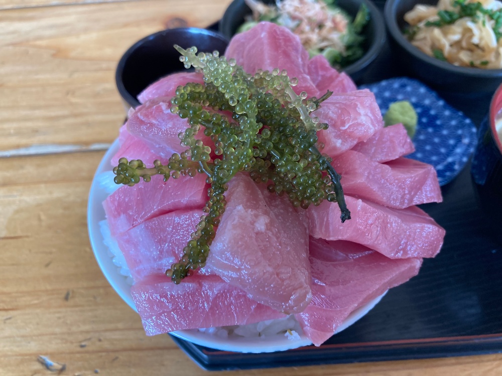 石垣島料理と八重山そばのお店『いちばんざぁ』のマグロ贅沢丼