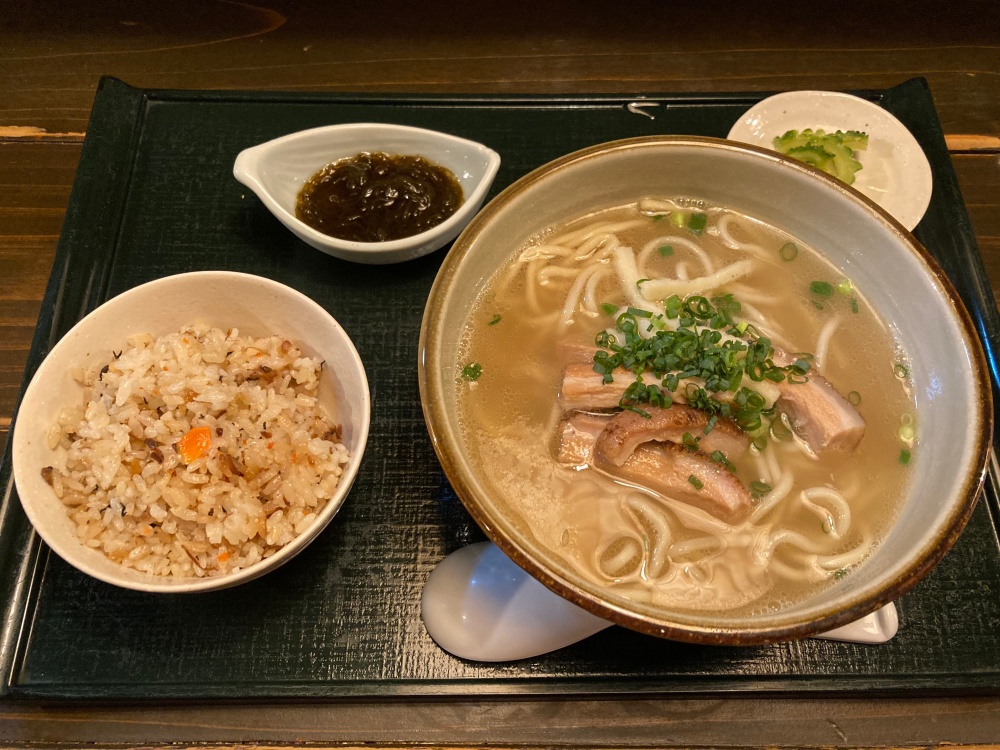 石垣島の『八重山そば 夢乃屋本店』の八重山そばセット
