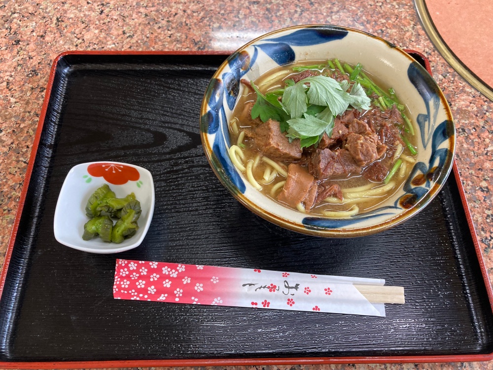石垣島『パーラーあんぶれら』の牛そば