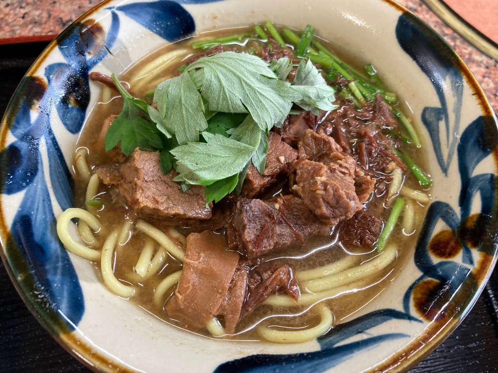 石垣島『パーラーあんぶれら』の牛そば