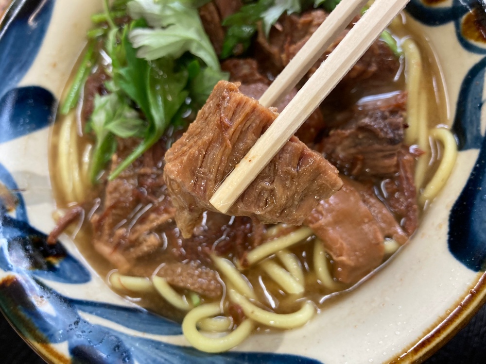 石垣島『パーラーあんぶれら』の牛そば