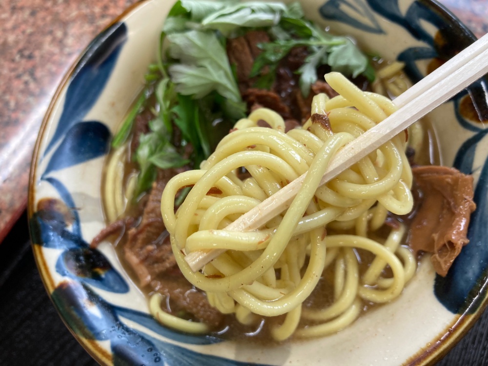 石垣島『パーラーあんぶれら』の牛そば