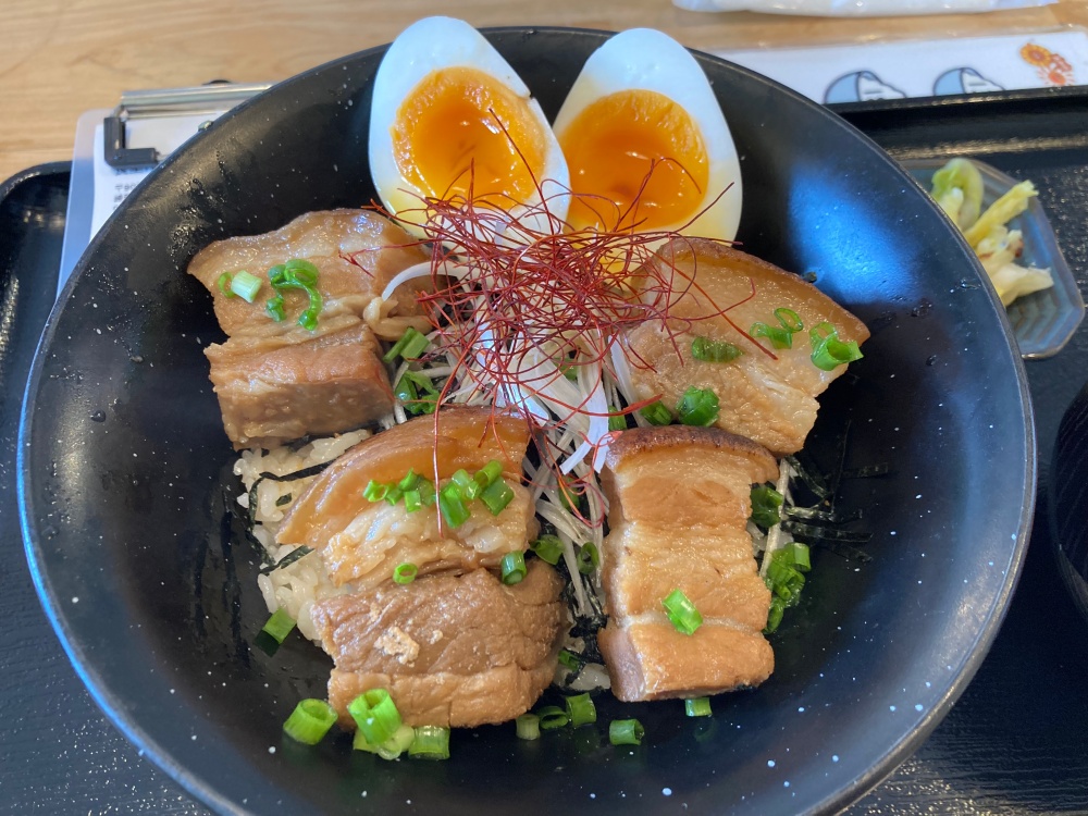 石垣島『食堂えがお』のラフテー丼