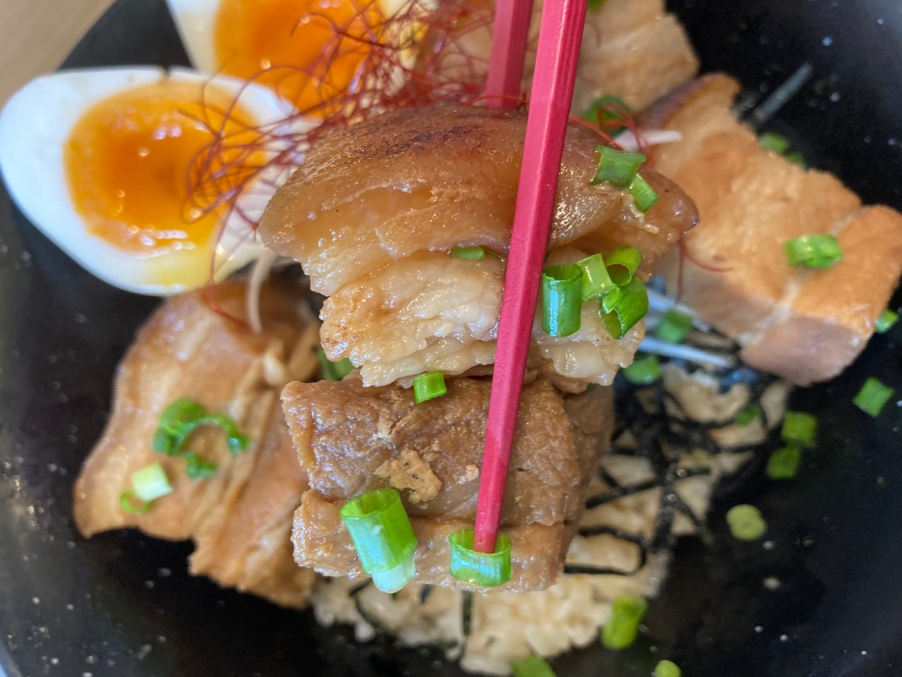 石垣島『食堂えがお』のラフテー丼