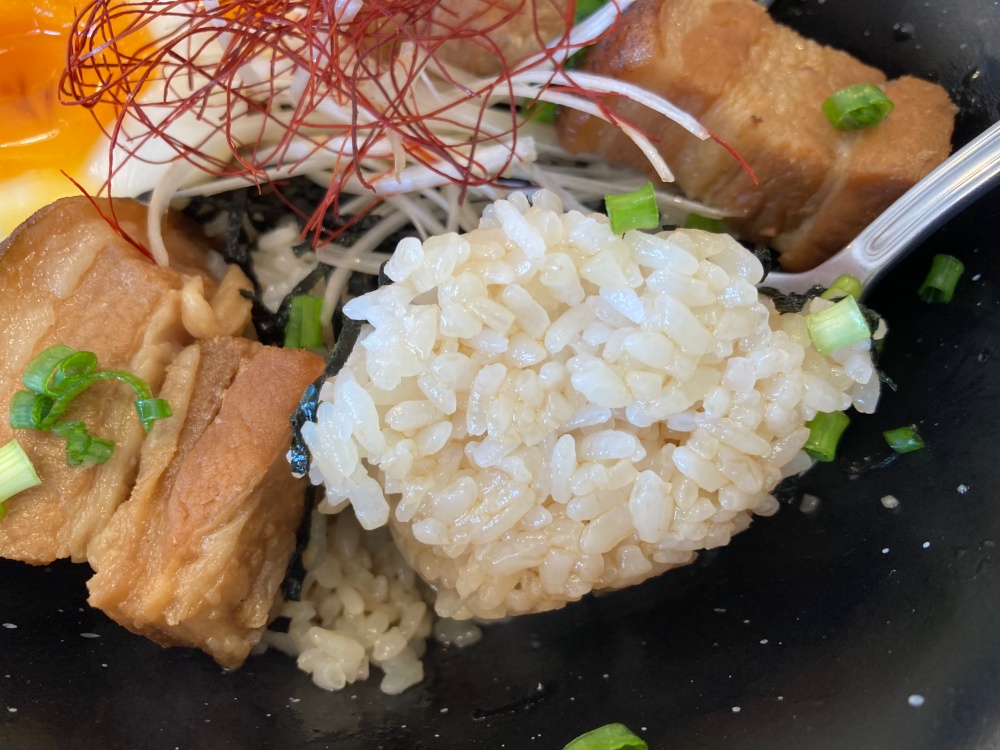 石垣島『食堂えがお』のラフテー丼