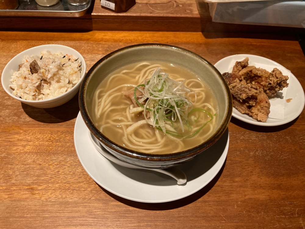石垣島麺処 八重山そば製麺所の八重山そばの唐揚げ・ライスセット