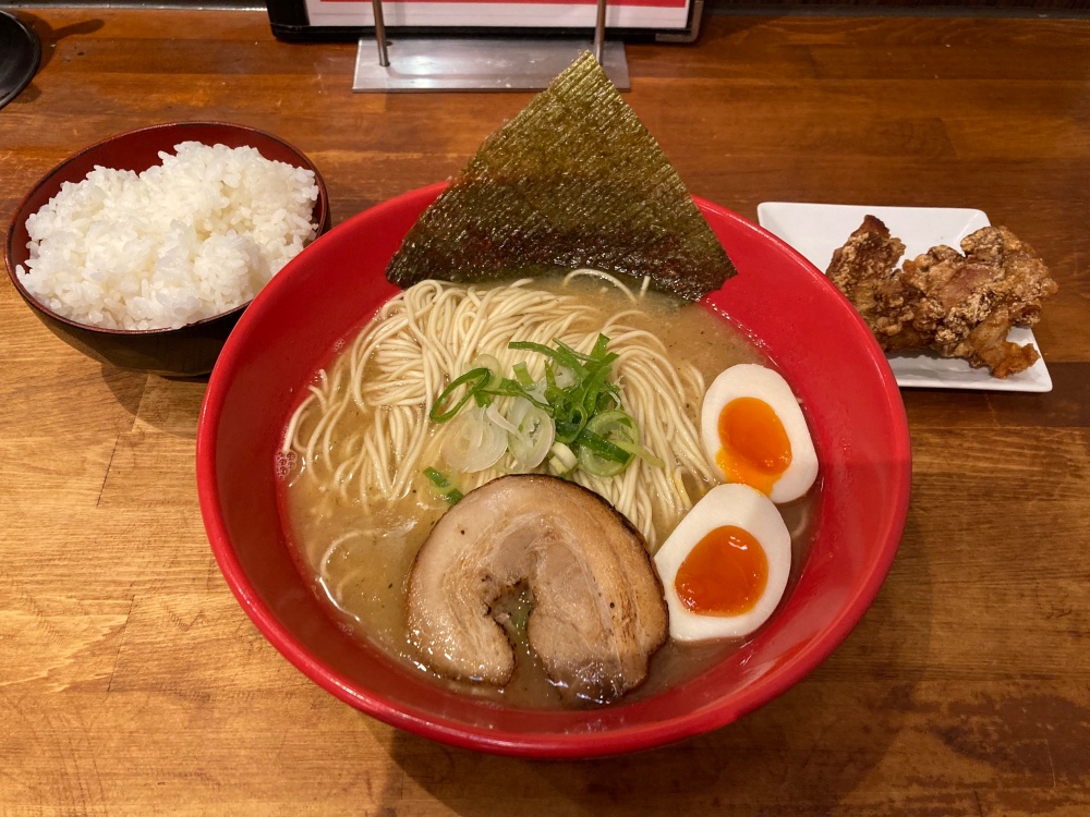 石垣島『やぁさん食堂』の鶏豚骨醤油ラーメンスタンダード・やぁさん定食