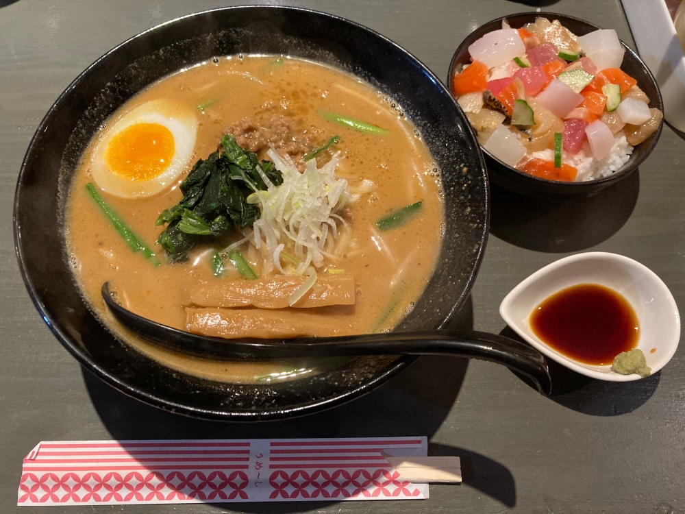 石垣島『家系ラーメン 矢吹家』の濃厚豚骨味噌ラーメン