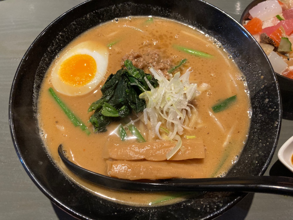 石垣島『家系ラーメン 矢吹家』の濃厚豚骨味噌ラーメン